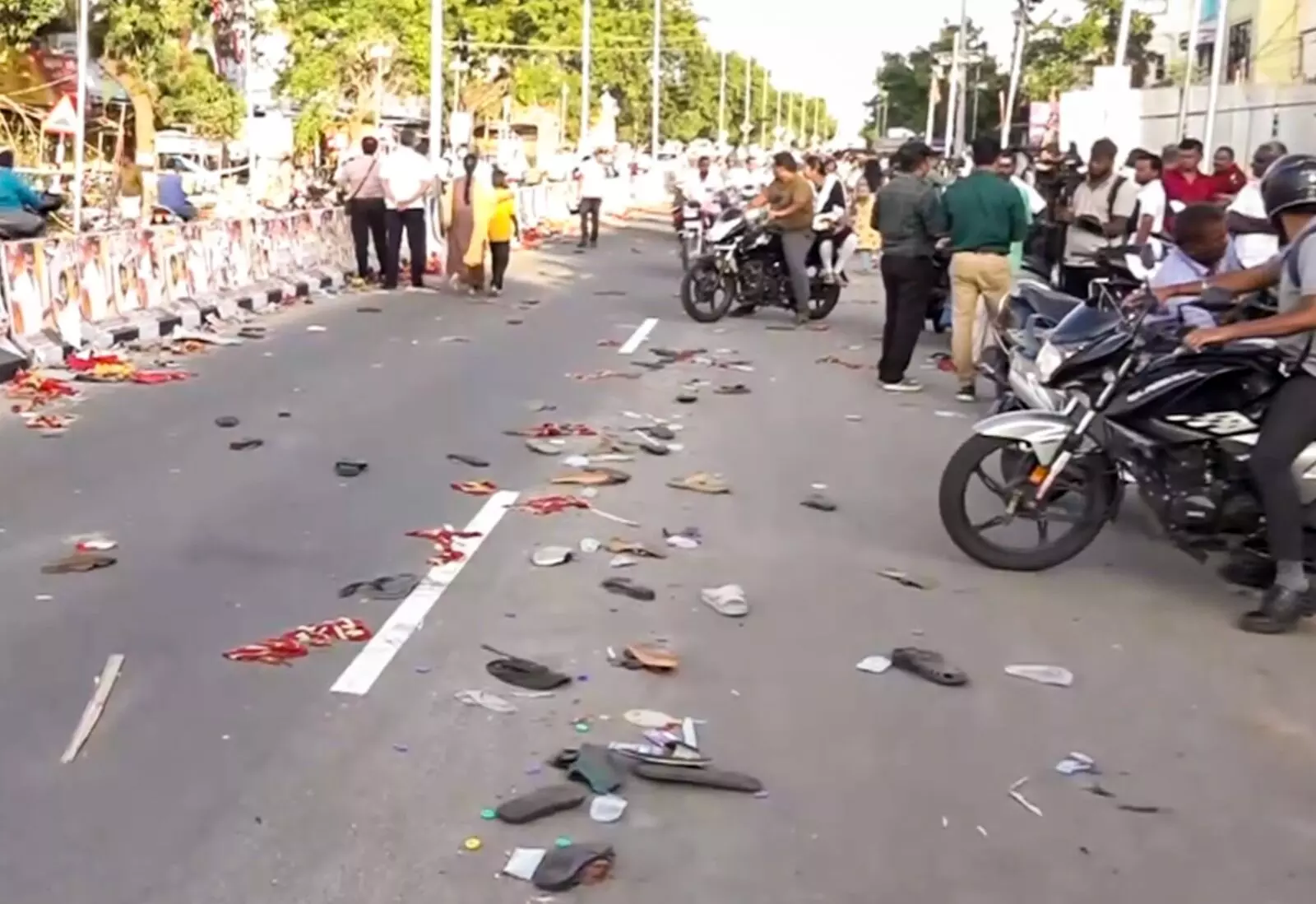 PHOTO | ನಟ ವಿಜಯ್ ರ‍್ಯಾಲಿಯಲ್ಲಿ ಭೀಕರ ಕಾಲ್ತುಳಿತ; ಮಕ್ಕಳ ಸಹಿತ 40ಕ್ಕೂ ಅಧಿಕ ಮಂದಿ ಮೃತ್ಯು