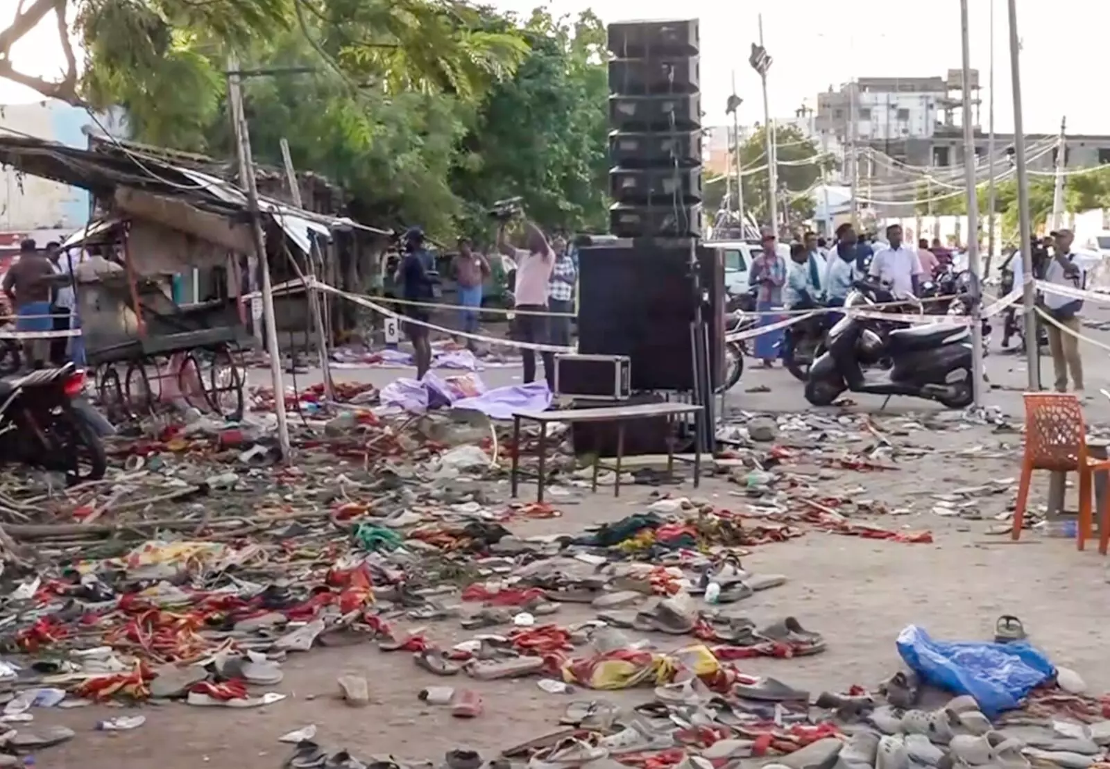 PHOTO | ನಟ ವಿಜಯ್ ರ‍್ಯಾಲಿಯಲ್ಲಿ ಭೀಕರ ಕಾಲ್ತುಳಿತ; ಮಕ್ಕಳ ಸಹಿತ 40ಕ್ಕೂ ಅಧಿಕ ಮಂದಿ ಮೃತ್ಯು