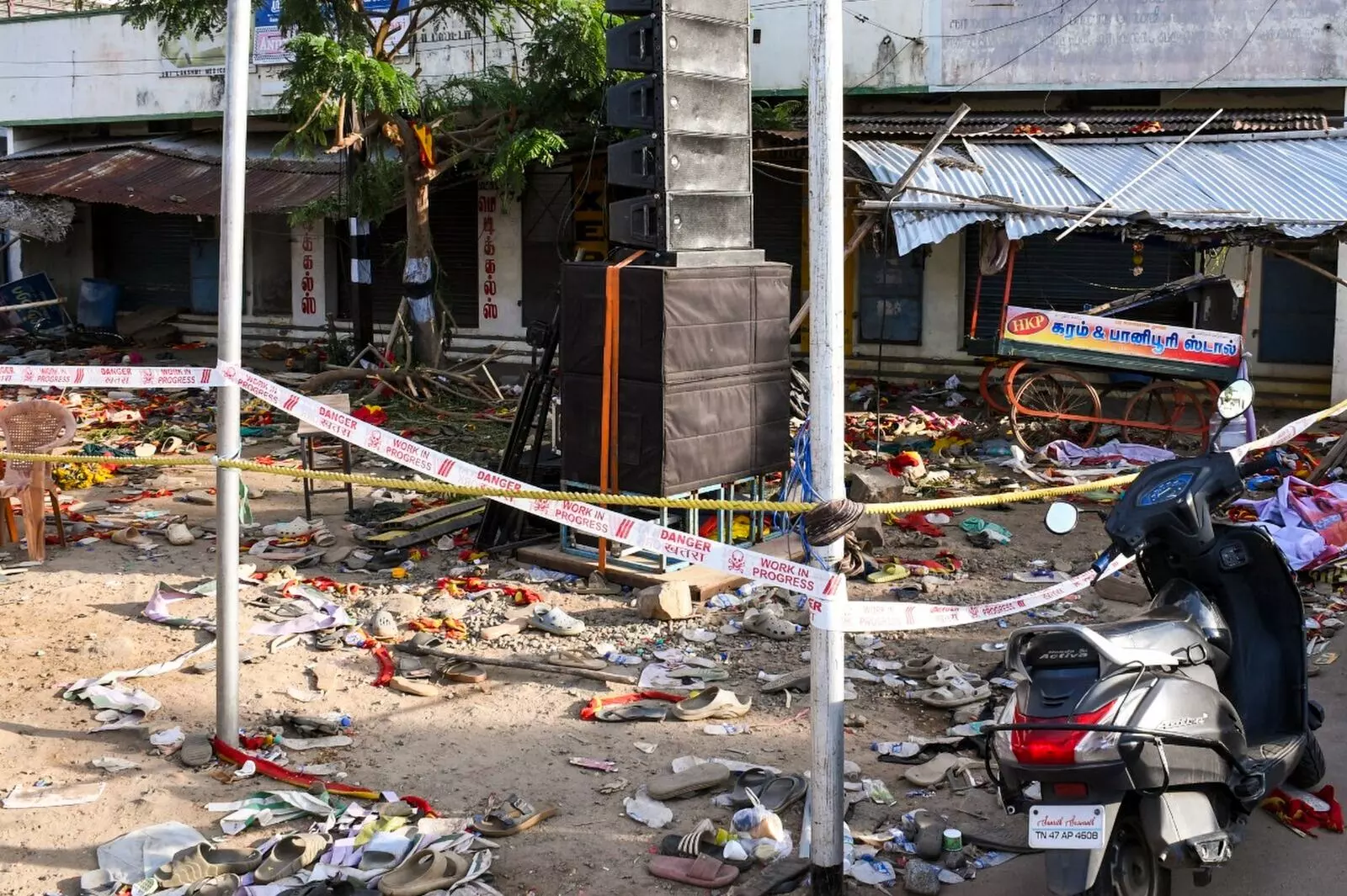 PHOTO | ನಟ ವಿಜಯ್ ರ‍್ಯಾಲಿಯಲ್ಲಿ ಭೀಕರ ಕಾಲ್ತುಳಿತ; ಮಕ್ಕಳ ಸಹಿತ 40ಕ್ಕೂ ಅಧಿಕ ಮಂದಿ ಮೃತ್ಯು