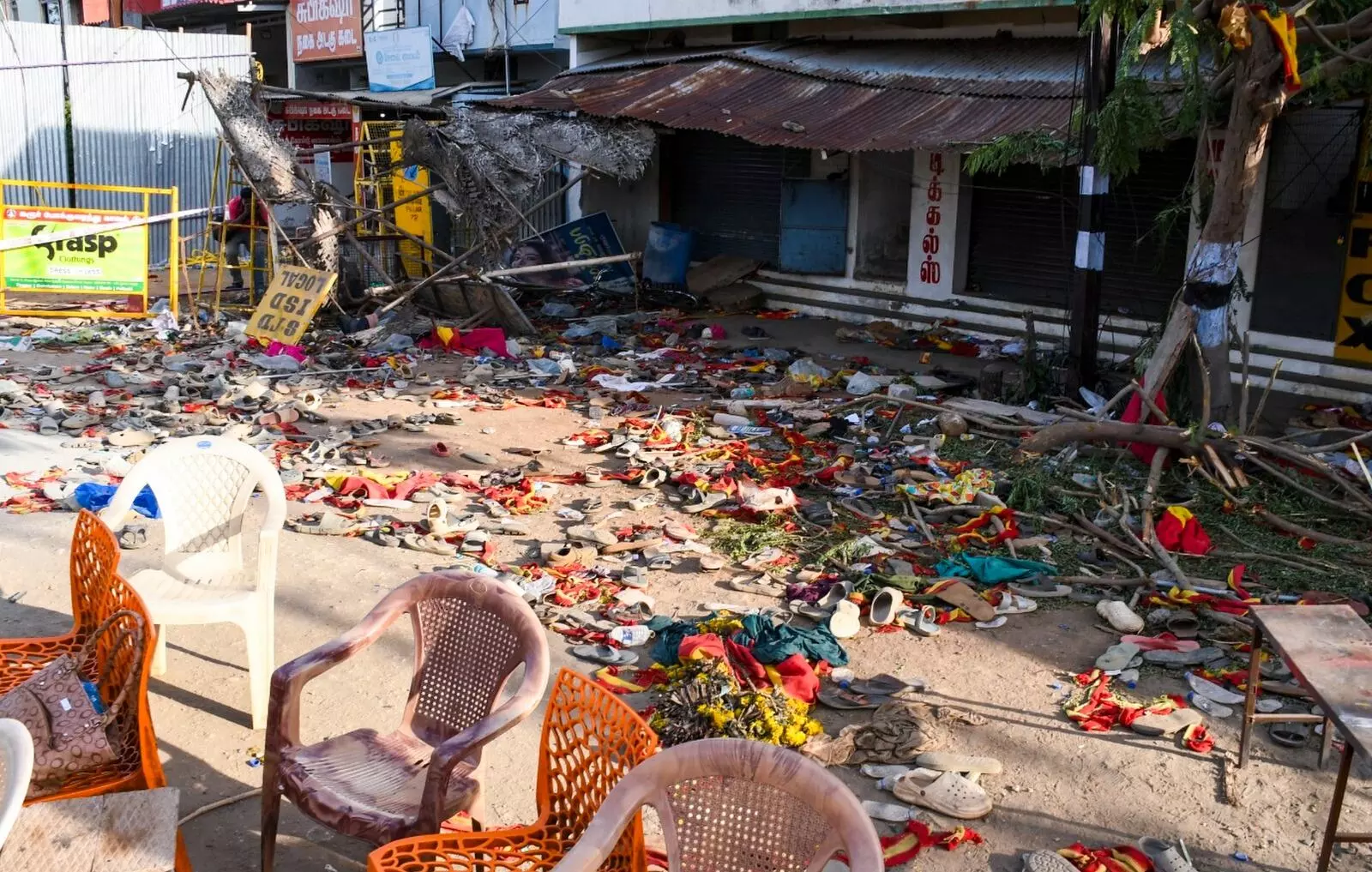 PHOTO | ನಟ ವಿಜಯ್ ರ‍್ಯಾಲಿಯಲ್ಲಿ ಭೀಕರ ಕಾಲ್ತುಳಿತ; ಮಕ್ಕಳ ಸಹಿತ 40ಕ್ಕೂ ಅಧಿಕ ಮಂದಿ ಮೃತ್ಯು