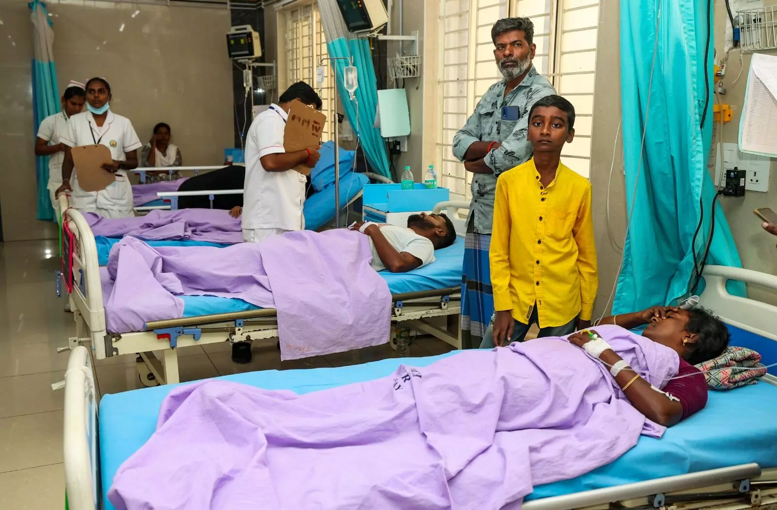 PHOTO | ನಟ ವಿಜಯ್ ರ‍್ಯಾಲಿಯಲ್ಲಿ ಭೀಕರ ಕಾಲ್ತುಳಿತ; ಮಕ್ಕಳ ಸಹಿತ 40ಕ್ಕೂ ಅಧಿಕ ಮಂದಿ ಮೃತ್ಯು