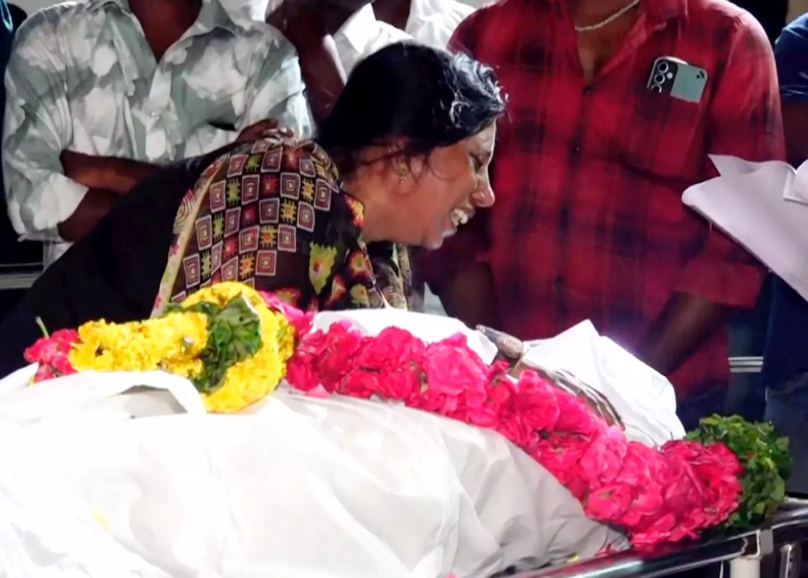 PHOTO | ನಟ ವಿಜಯ್ ರ‍್ಯಾಲಿಯಲ್ಲಿ ಭೀಕರ ಕಾಲ್ತುಳಿತ; ಮಕ್ಕಳ ಸಹಿತ 40ಕ್ಕೂ ಅಧಿಕ ಮಂದಿ ಮೃತ್ಯು