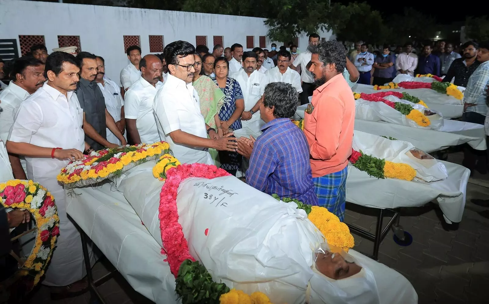 PHOTO | ನಟ ವಿಜಯ್ ರ‍್ಯಾಲಿಯಲ್ಲಿ ಭೀಕರ ಕಾಲ್ತುಳಿತ; ಮಕ್ಕಳ ಸಹಿತ 40ಕ್ಕೂ ಅಧಿಕ ಮಂದಿ ಮೃತ್ಯು