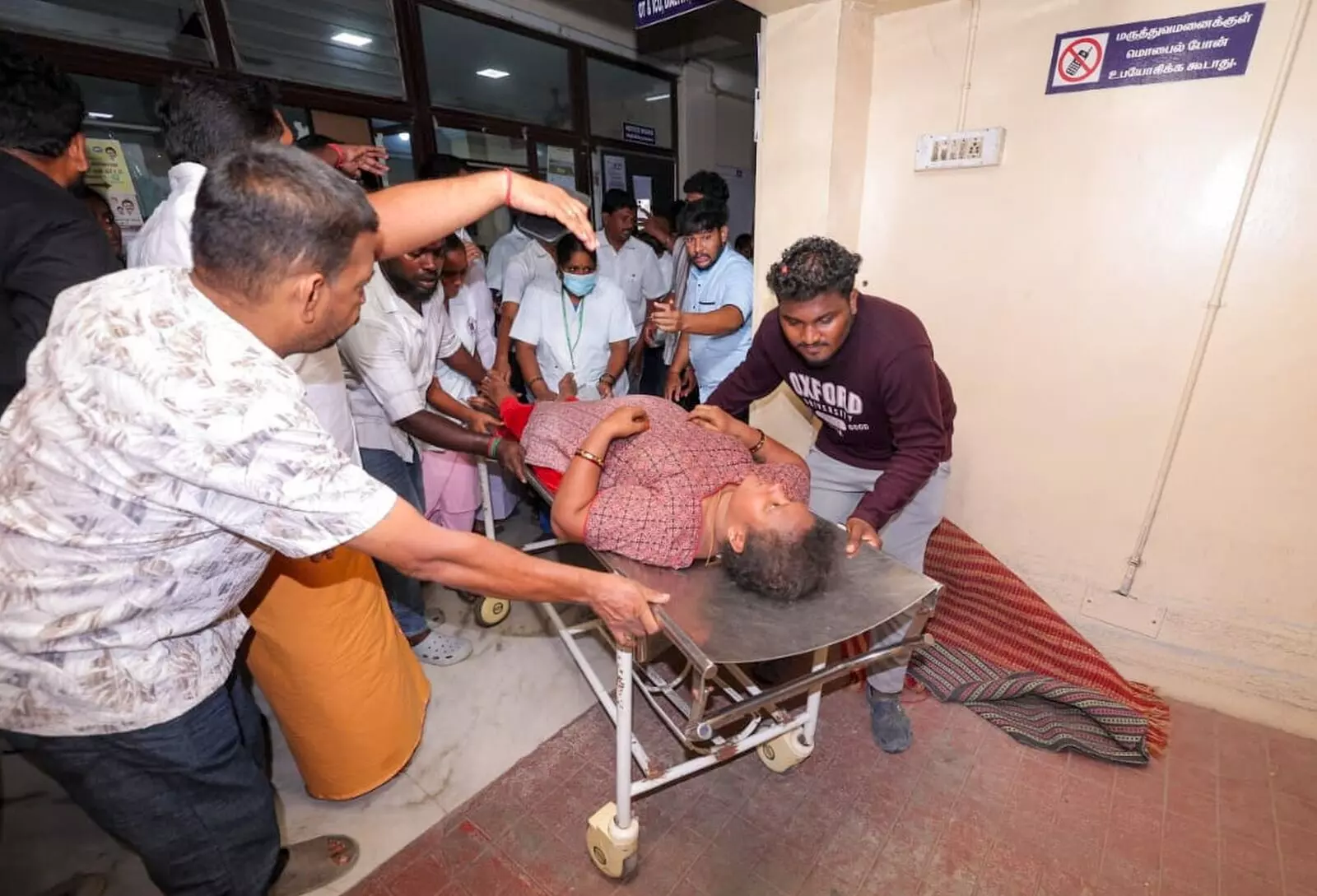 PHOTO | ನಟ ವಿಜಯ್ ರ‍್ಯಾಲಿಯಲ್ಲಿ ಭೀಕರ ಕಾಲ್ತುಳಿತ; ಮಕ್ಕಳ ಸಹಿತ 40ಕ್ಕೂ ಅಧಿಕ ಮಂದಿ ಮೃತ್ಯು