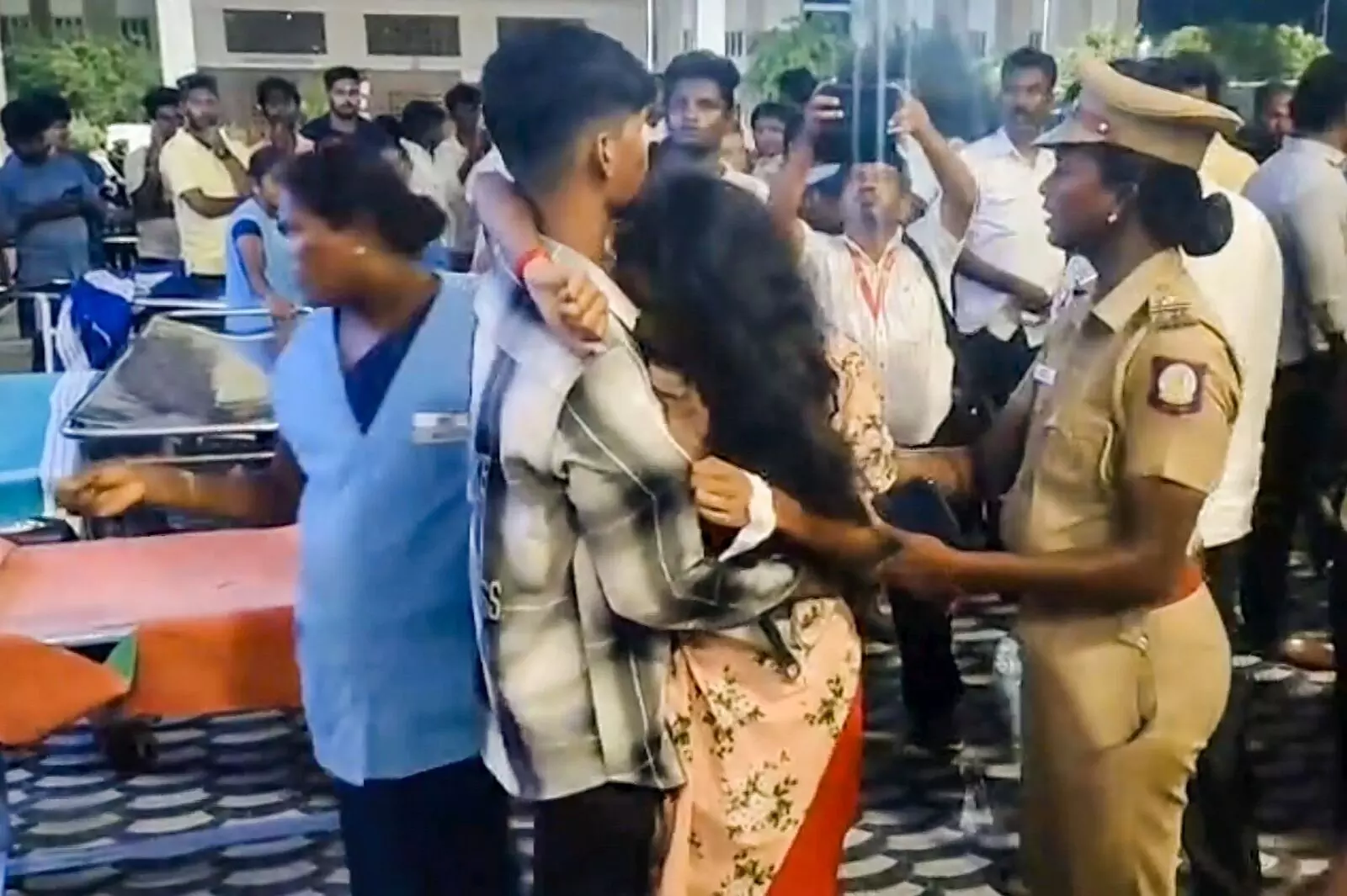 PHOTO | ನಟ ವಿಜಯ್ ರ‍್ಯಾಲಿಯಲ್ಲಿ ಭೀಕರ ಕಾಲ್ತುಳಿತ; ಮಕ್ಕಳ ಸಹಿತ 40ಕ್ಕೂ ಅಧಿಕ ಮಂದಿ ಮೃತ್ಯು