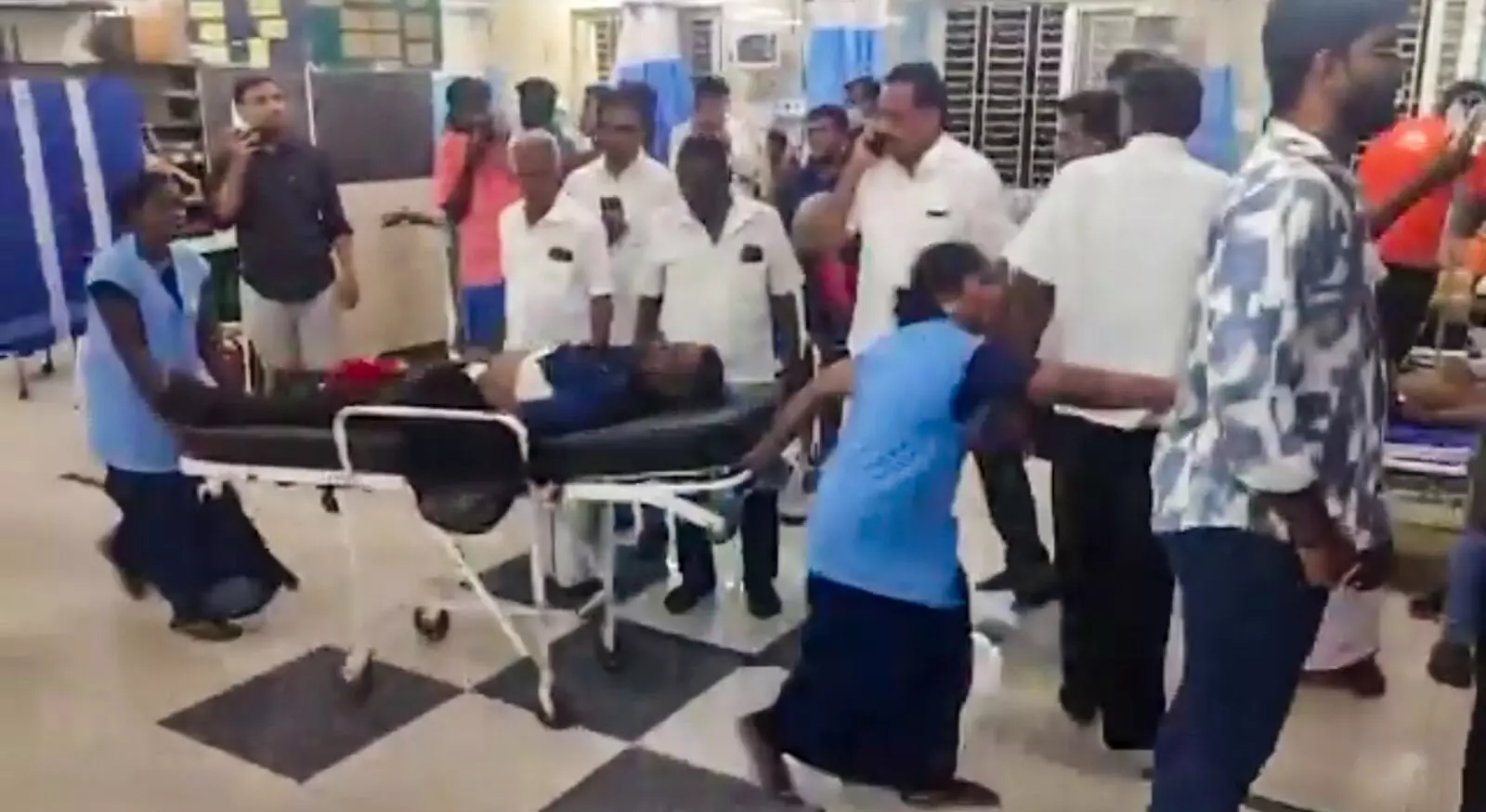 PHOTO | ನಟ ವಿಜಯ್ ರ‍್ಯಾಲಿಯಲ್ಲಿ ಭೀಕರ ಕಾಲ್ತುಳಿತ; ಮಕ್ಕಳ ಸಹಿತ 40ಕ್ಕೂ ಅಧಿಕ ಮಂದಿ ಮೃತ್ಯು