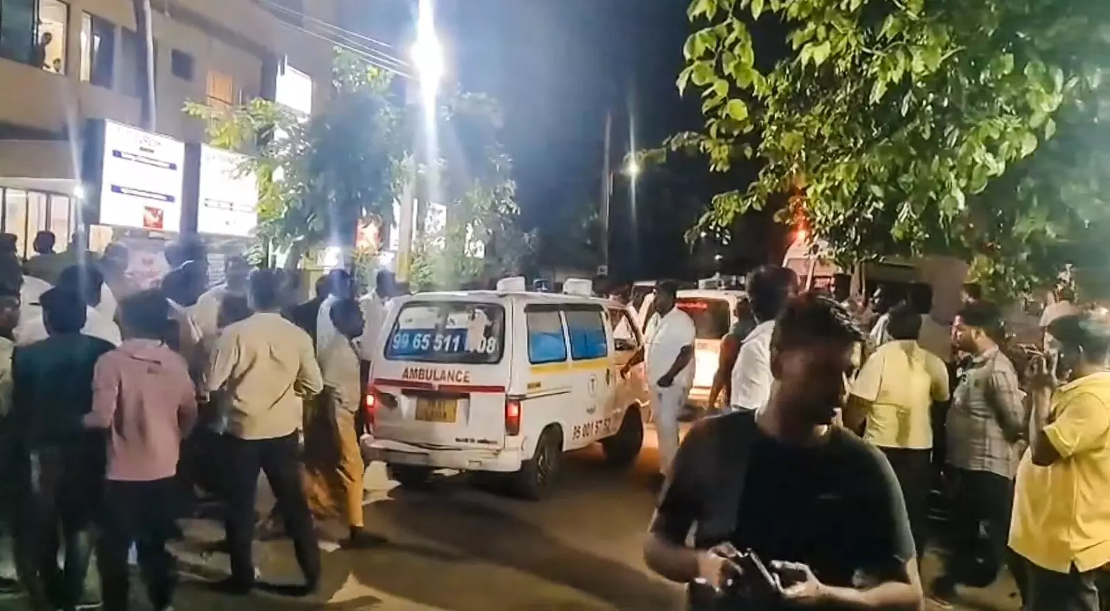 PHOTO | ನಟ ವಿಜಯ್ ರ‍್ಯಾಲಿಯಲ್ಲಿ ಭೀಕರ ಕಾಲ್ತುಳಿತ; ಮಕ್ಕಳ ಸಹಿತ 40ಕ್ಕೂ ಅಧಿಕ ಮಂದಿ ಮೃತ್ಯು