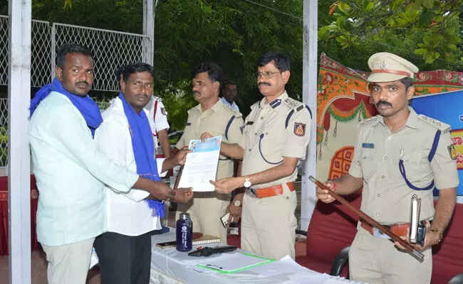 ರಾಯಚೂರು | ಎಸ್ಪಿ ಪುಟ್ಟಮಾದಯ್ಯ ನೇತೃತ್ವದಲ್ಲಿ ಪರಿಶಿಷ್ಟ ಜಾತಿ, ಪರಿಶಿಷ್ಟ ಪಂಗಡ ಮುಖಂಡರ ಸಭೆ ರಾಯಚೂರು | ಎಸ್ಪಿ ಪುಟ್ಟಮಾದಯ್ಯ ನೇತೃತ್ವದಲ್ಲಿ ಪರಿಶಿಷ್ಟ ಜಾತಿ, ಪರಿಶಿಷ್ಟ ಪಂಗಡ ಮುಖಂಡರ ಸಭೆ