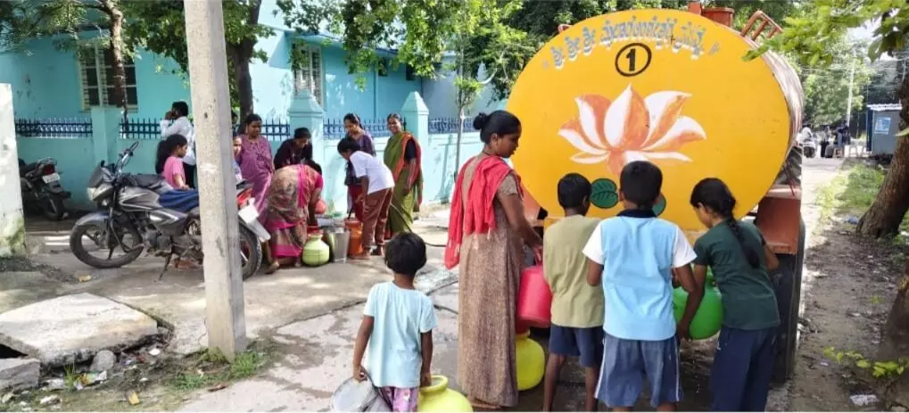 ಯಾದಗಿರಿ | ಭೀಮಾ ನದಿಯ ಜಾಕ್ವೆಲ್ಗೆ ಹಾನಿ : ಟ್ಯಾಂಕರ್ ಮೂಲಕ ನೀರು ಪೂರೈಕೆ ಯಾದಗಿರಿ | ಭೀಮಾ ನದಿಯ ಜಾಕ್ವೆಲ್ಗೆ ಹಾನಿ : ಟ್ಯಾಂಕರ್ ಮೂಲಕ ನೀರು ಪೂರೈಕೆ