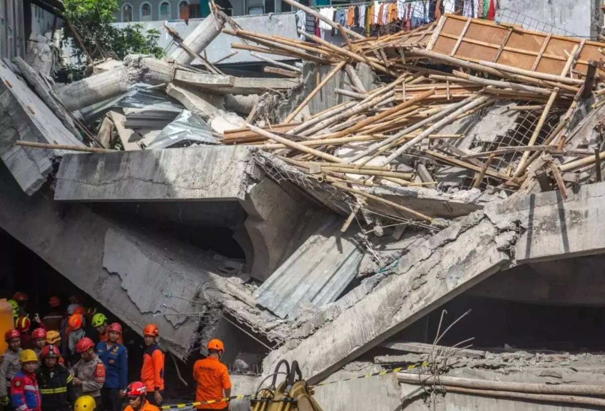 ಇಂಡೋನೇಶ್ಯಾ | ಶಾಲಾ ಕಟ್ಟಡ ಕುಸಿದು ಮೂವರು ಮಕ್ಕಳು ಮೃತ್ಯು : 100ಕ್ಕೂ ಹೆಚ್ಚು ಮಂದಿಗೆ ಗಾಯ