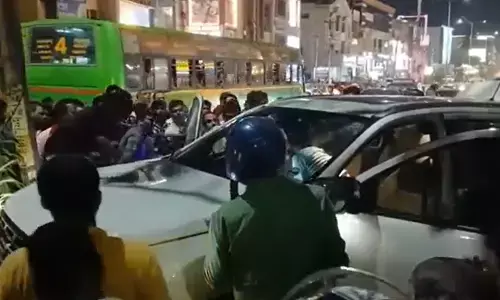 ಶಿವಮೊಗ್ಗ | ಬೈಕಿಗೆ ಗುದ್ದಿ ಒಂದು ಕಿ.ಮೀ. ದೂರ ಎಳೆದೊಯ್ದ ಕಾರು