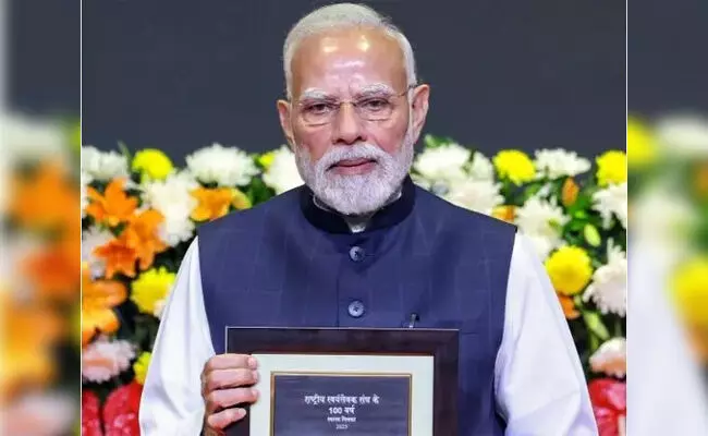 ಆರೆಸ್ಸೆಸ್ ಶತಮಾನೋತ್ಸವದಲ್ಲಿ ಭಾರತ ಮಾತೆಯ ವಿನ್ಯಾಸವಿರುವ 100ರೂ. ನಾಣ್ಯ, ಅಂಚೆ ಚೀಟಿ ಬಿಡುಗಡೆ ಮಾಡಿದ ಪ್ರಧಾನಿ ಮೋದಿ