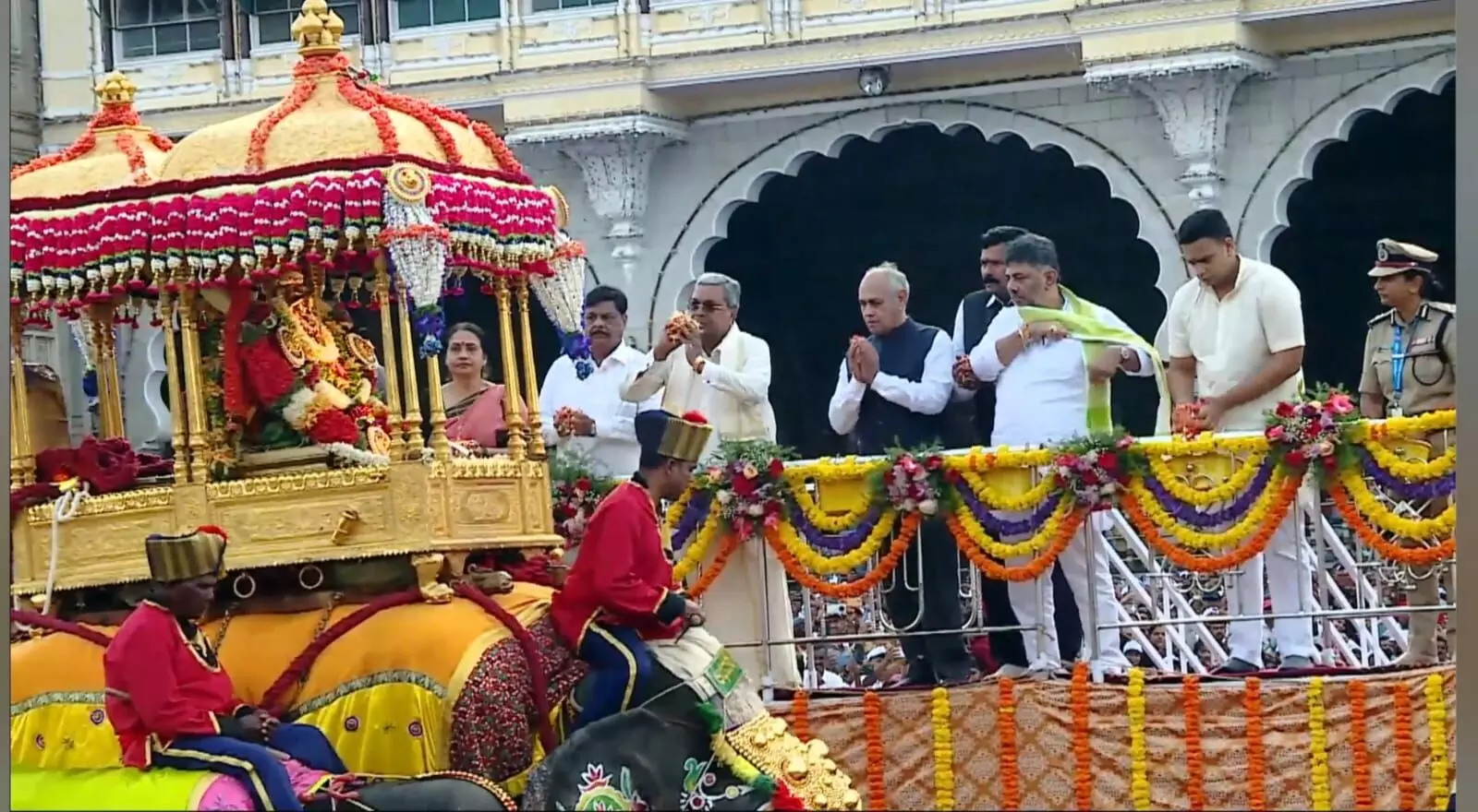 ಮೈಸೂರು ದಸರಾ | ವಿಶ್ವವಿಖ್ಯಾತ ಜಂಬೂ ಸವಾರಿಗೆ ಮುಖ್ಯಮಂತ್ರಿ ಸಿದ್ದರಾಮಯ್ಯ ಚಾಲನೆ ಮೈಸೂರು ದಸರಾ | ವಿಶ್ವವಿಖ್ಯಾತ ಜಂಬೂ ಸವಾರಿಗೆ ಮುಖ್ಯಮಂತ್ರಿ ಸಿದ್ದರಾಮಯ್ಯ ಚಾಲನೆ