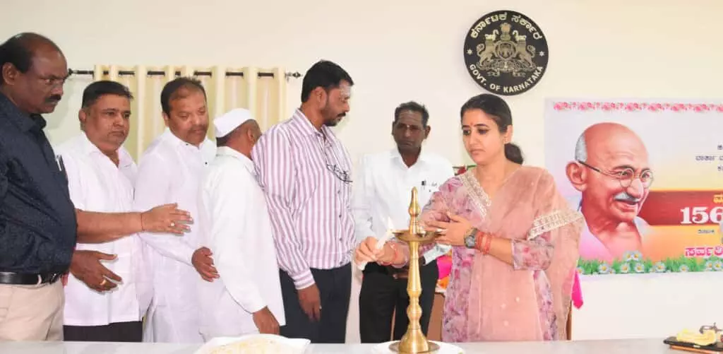 ಬೀದರ್ | ಗಾಂಧೀಜಿಯವರ ತತ್ವಾದರ್ಶಗಳು ನಮ್ಮ ಜೀವನದಲ್ಲಿ ಅಳವಡಿಸಿಕೊಳ್ಳಬೇಕು : ಡಿಸಿ ಶಿಲ್ಪಾ ಶರ್ಮಾ ಬೀದರ್ | ಗಾಂಧೀಜಿಯವರ ತತ್ವಾದರ್ಶಗಳು ನಮ್ಮ ಜೀವನದಲ್ಲಿ ಅಳವಡಿಸಿಕೊಳ್ಳಬೇಕು : ಡಿಸಿ ಶಿಲ್ಪಾ ಶರ್ಮಾ