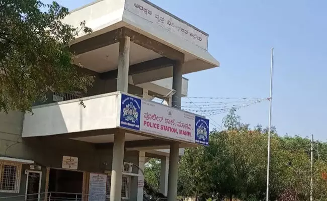 ಬೈಕ್ ನಲ್ಲಿ ಡ್ರಾಪ್ ಕೊಟ್ಟು ಅಪಹರಣಕ್ಕೆ ಯತ್ನ ಆರೋಪ : ಸಾರ್ವಜನಿಕರಿಂದ ವ್ಯಕ್ತಿಗೆ ಥಳಿತ ಬೈಕ್ ನಲ್ಲಿ ಡ್ರಾಪ್ ಕೊಟ್ಟು ಅಪಹರಣಕ್ಕೆ ಯತ್ನ ಆರೋಪ : ಸಾರ್ವಜನಿಕರಿಂದ ವ್ಯಕ್ತಿಗೆ ಥಳಿತ