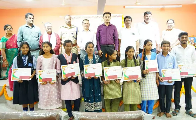 ಬಳ್ಳಾರಿ | ಮಹಾತ್ಮ ಗಾಂಧೀಜಿ ಜಯಂತಿ : ಬಾಪೂಜಿ ಪ್ರಬಂಧ ಸ್ಪರ್ಧೆಯ ಪ್ರಶಸ್ತಿ ವಿತರಣೆ