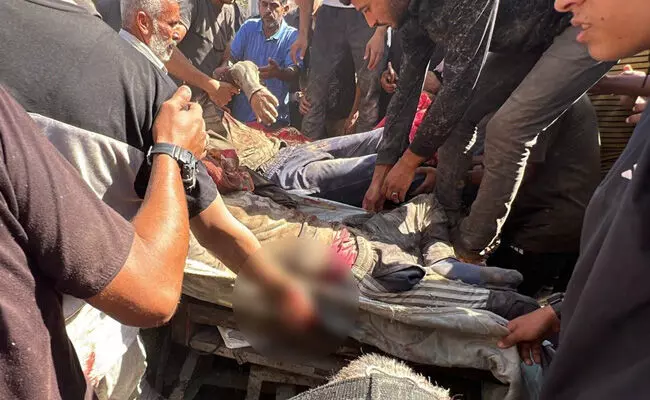 ಗಾಝಾದ ಮೇಲಿನ ಮುತ್ತಿಗೆ ಬಿಗಿಗೊಳಿಸಿದ ಇಸ್ರೇಲ್ : ಶಾಲೆ, ಆಸ್ಪತ್ರೆ ಮೇಲೆ ನಡೆಸಿದ ದಾಳಿಯಲ್ಲಿ ಕನಿಷ್ಠ 16 ಮಂದಿ ಮೃತ್ಯು