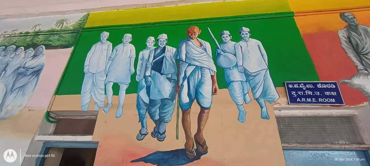 ರಾಯಚೂರು ರೈಲ್ವೆ ನಿಲ್ದಾಣದಲ್ಲಿ ಗಮನ ಸೆಳೆಯುತ್ತಿರುವ ಗಾಂಧೀಜಿ ವರ್ಣ ಚಿತ್ರಗಳು