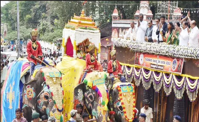 ತುಮಕೂರು ದಸರಾಗೆ ತೆರೆ | ಜಂಬೂ ಸವಾರಿ-ಸಾಂಸ್ಕೃತಿಕ ವೈಭವದ ಅದ್ಭುತ ಸಂಗಮ ತುಮಕೂರು ದಸರಾಗೆ ತೆರೆ | ಜಂಬೂ ಸವಾರಿ-ಸಾಂಸ್ಕೃತಿಕ ವೈಭವದ ಅದ್ಭುತ ಸಂಗಮ