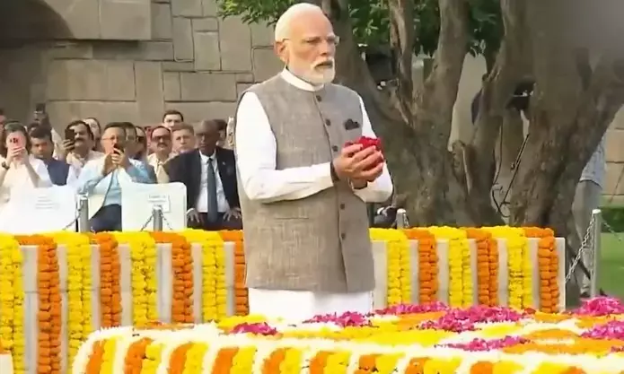 ಗಾಂಧಿ ಜಯಂತಿ : ರಾಜ್ ಘಾಟ್‌ನಲ್ಲಿ ಮಹಾತ್ಮ ಗಾಂಧಿ ಸ್ಮಾರಕಕ್ಕೆ ಪ್ರಧಾನಿ ಮೋದಿಯಿಂದ ಪುಷ್ಪನಮನ
