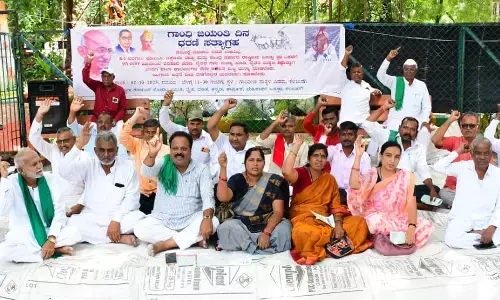 ಕಲಬುರಗಿ | ಹಸಿ ಬರಗಾಲ ಘೋಷಿಸುವಂತೆ ಆಗ್ರಹಿಸಿ ವಿವಿಧ ಸಂಘಟನೆಗಳಿಂದ ಅನಿರ್ಧಿಷ್ಟಾವಧಿ ಧರಣಿ ಆರಂಭ