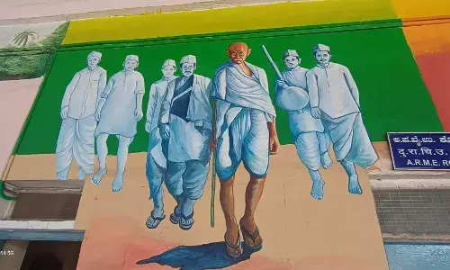 ರಾಯಚೂರು ರೈಲ್ವೆ ನಿಲ್ದಾಣದಲ್ಲಿ ಗಮನ ಸೆಳೆಯುತ್ತಿರುವ ಗಾಂಧೀಜಿ ವರ್ಣ ಚಿತ್ರಗಳು
