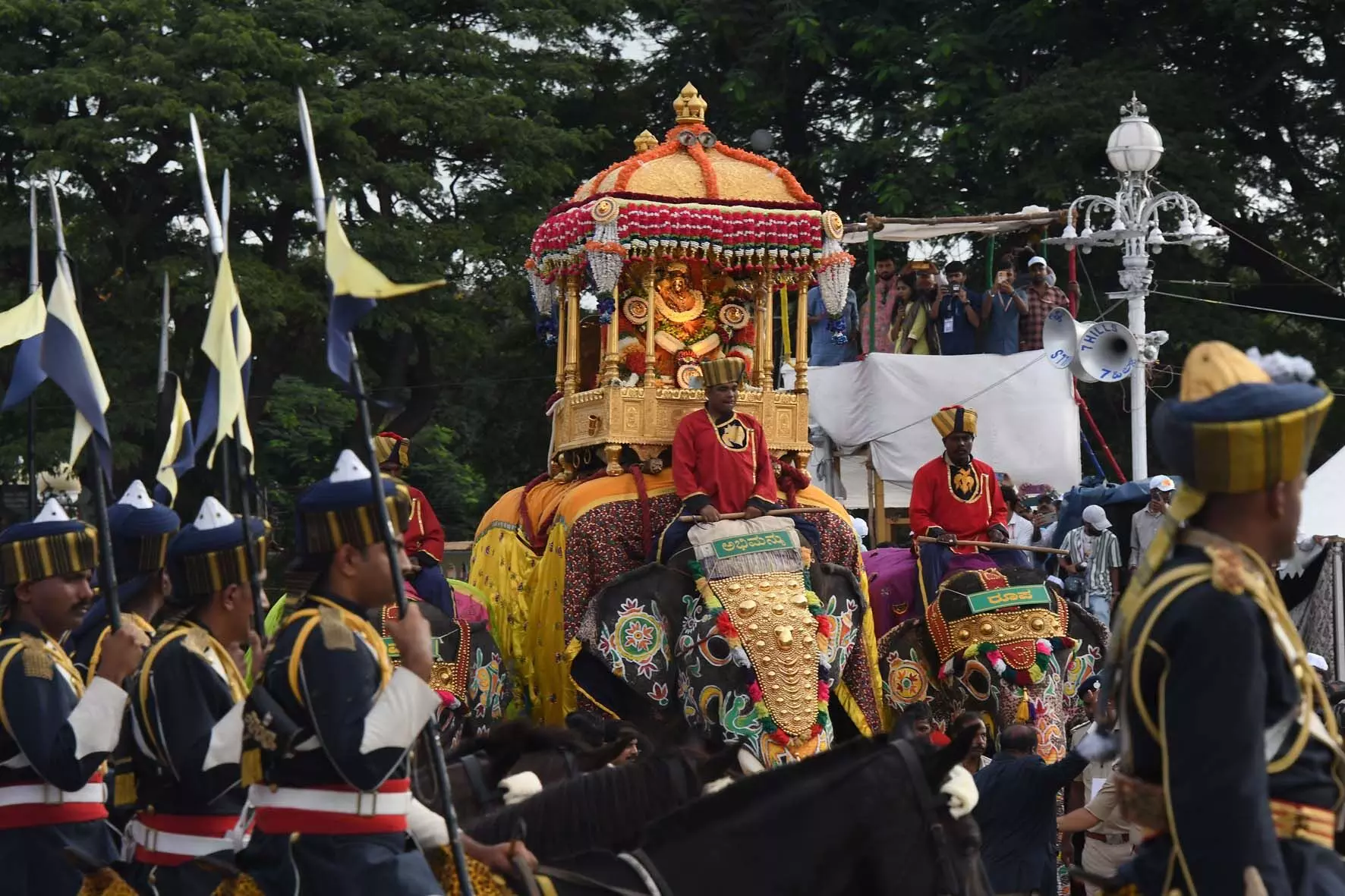 ಮೈಸೂರು ದಸರಾ 2025| ಚಿನ್ನದ ಅಂಬಾರಿ ಹೊತ್ತು ಸಾಗಿದ ಅಭಿಮನ್ಯು