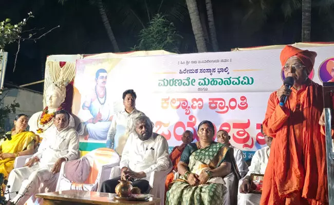 ಶರಣರ ತ್ಯಾಗ, ಬಲಿದಾನ ಜಗತ್ತಿಗೆ ಪರಿಚಯಿಸುವ ಹೊಣೆಗಾರಿಕೆ ನಮ್ಮೆಲ್ಲರದಾಗಿದೆ : ಡಾ.ಬಸವಲಿಂಗ ಪಟ್ಟದೇವರು ಶರಣರ ತ್ಯಾಗ, ಬಲಿದಾನ ಜಗತ್ತಿಗೆ ಪರಿಚಯಿಸುವ ಹೊಣೆಗಾರಿಕೆ ನಮ್ಮೆಲ್ಲರದಾಗಿದೆ : ಡಾ.ಬಸವಲಿಂಗ ಪಟ್ಟದೇವರು