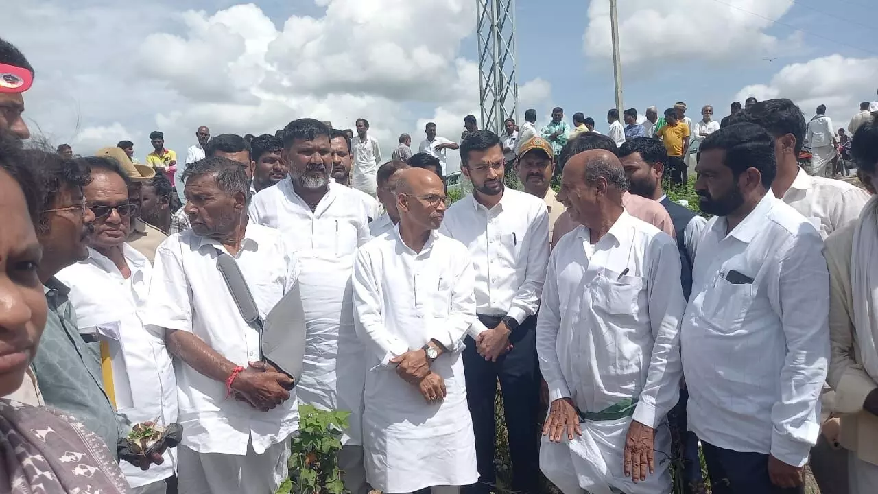 ರಾಯಚೂರಿನಲ್ಲಿ ಬೆಳೆಹಾನಿ ಪರಿಶೀಲನೆ ನಡೆಸಿದ ಸಚಿವ ಡಾ.ಶರಣಪ್ರಕಾಶ್ ಪಾಟೀಲ್ ರಾಯಚೂರಿನಲ್ಲಿ ಬೆಳೆಹಾನಿ ಪರಿಶೀಲನೆ ನಡೆಸಿದ ಸಚಿವ ಡಾ.ಶರಣಪ್ರಕಾಶ್ ಪಾಟೀಲ್