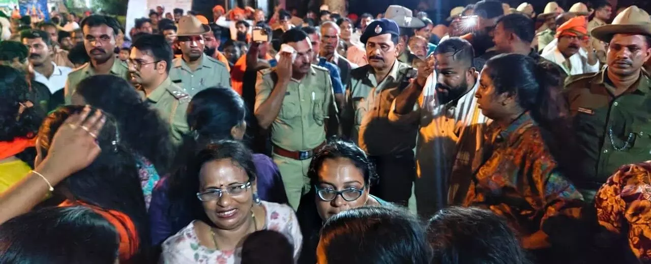 ಉಳ್ಳಾಲ: ದಸರಾ ಶೋಭಾಯಾತ್ರೆಯಲ್ಲಿ ಪೊಲೀಸರು ಮತ್ತು ಯುವಕರ ನಡುವೆ ಘರ್ಷಣೆ ಉಳ್ಳಾಲ: ದಸರಾ ಶೋಭಾಯಾತ್ರೆಯಲ್ಲಿ ಪೊಲೀಸರು ಮತ್ತು ಯುವಕರ ನಡುವೆ ಘರ್ಷಣೆ