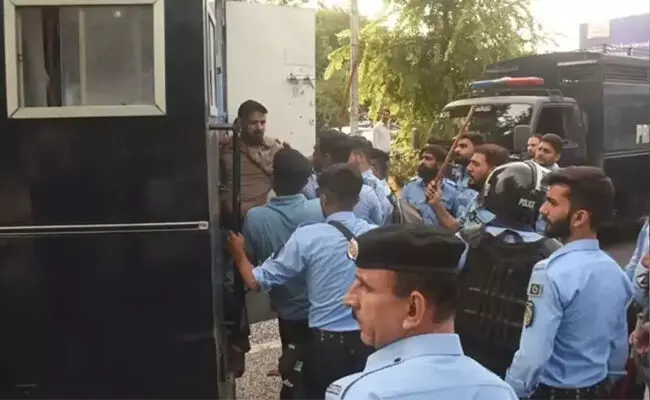 ಇಸ್ಲಮಾಬಾದ್ ಪ್ರೆಸ್ ಕ್ಲಬ್ ಮೇಲೆ ಪೊಲೀಸರ ದಾಳಿ : ಪಾಕ್ ಪತ್ರಕರ್ತರಿಂದ `ಕರಾಳ ದಿನಾಚರಣೆ ಇಸ್ಲಮಾಬಾದ್ ಪ್ರೆಸ್ ಕ್ಲಬ್ ಮೇಲೆ ಪೊಲೀಸರ ದಾಳಿ : ಪಾಕ್ ಪತ್ರಕರ್ತರಿಂದ `ಕರಾಳ ದಿನಾಚರಣೆ