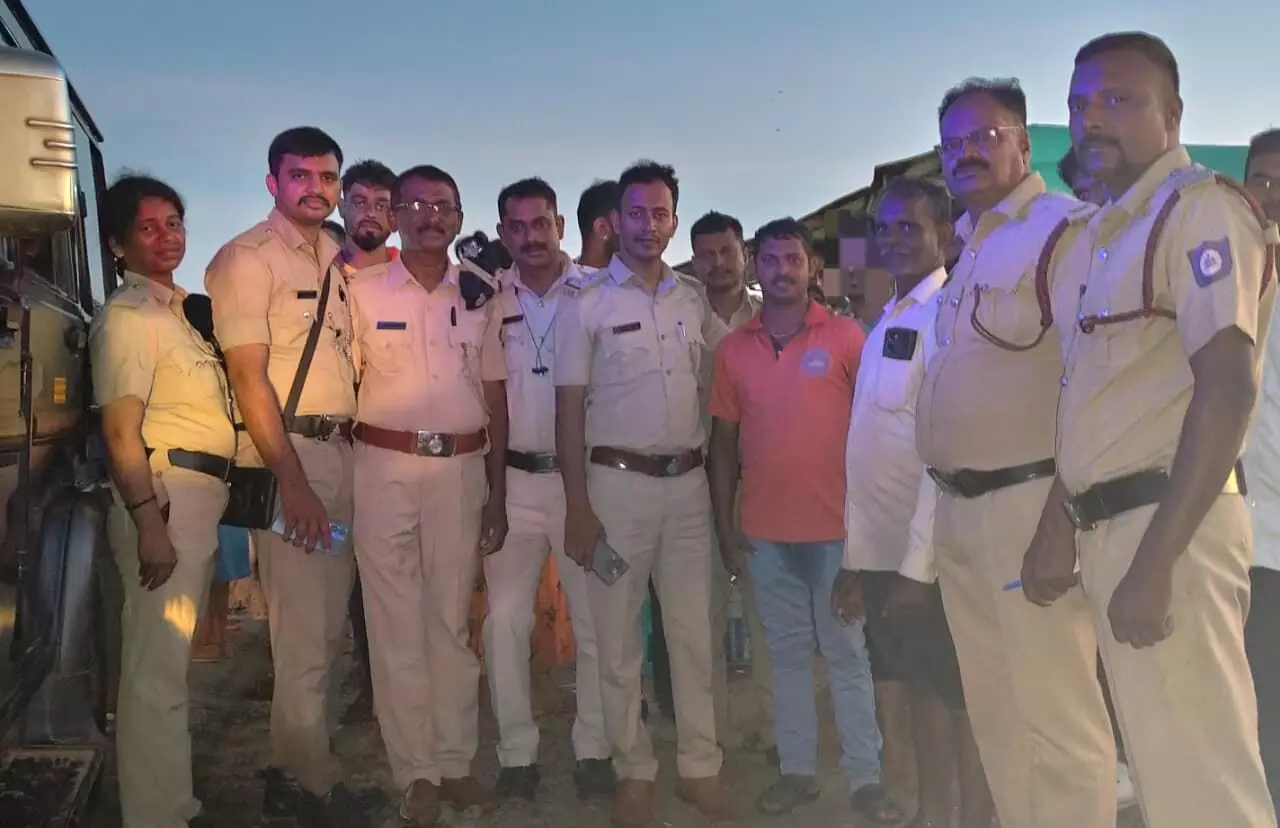 ಮರವಂತೆ: ಸಮುದ್ರ ಪಾಲಾಗುತ್ತಿದ್ದ ಯುವಕರನ್ನು ರಕ್ಷಿಸಿದ ಕೆ.ಎನ್.ಡಿ ಸಿಬ್ಬಂದಿ ಮರವಂತೆ: ಸಮುದ್ರ ಪಾಲಾಗುತ್ತಿದ್ದ ಯುವಕರನ್ನು ರಕ್ಷಿಸಿದ ಕೆ.ಎನ್.ಡಿ ಸಿಬ್ಬಂದಿ