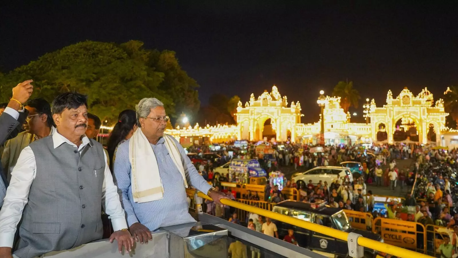 ಮೈಸೂರು: ವಿದ್ಯುತ್ ದೀಪಾಲಂಕಾರ ವೀಕ್ಷಿಸಿದ ಸಿಎಂ ಸಿದ್ದರಾಮಯ್ಯ