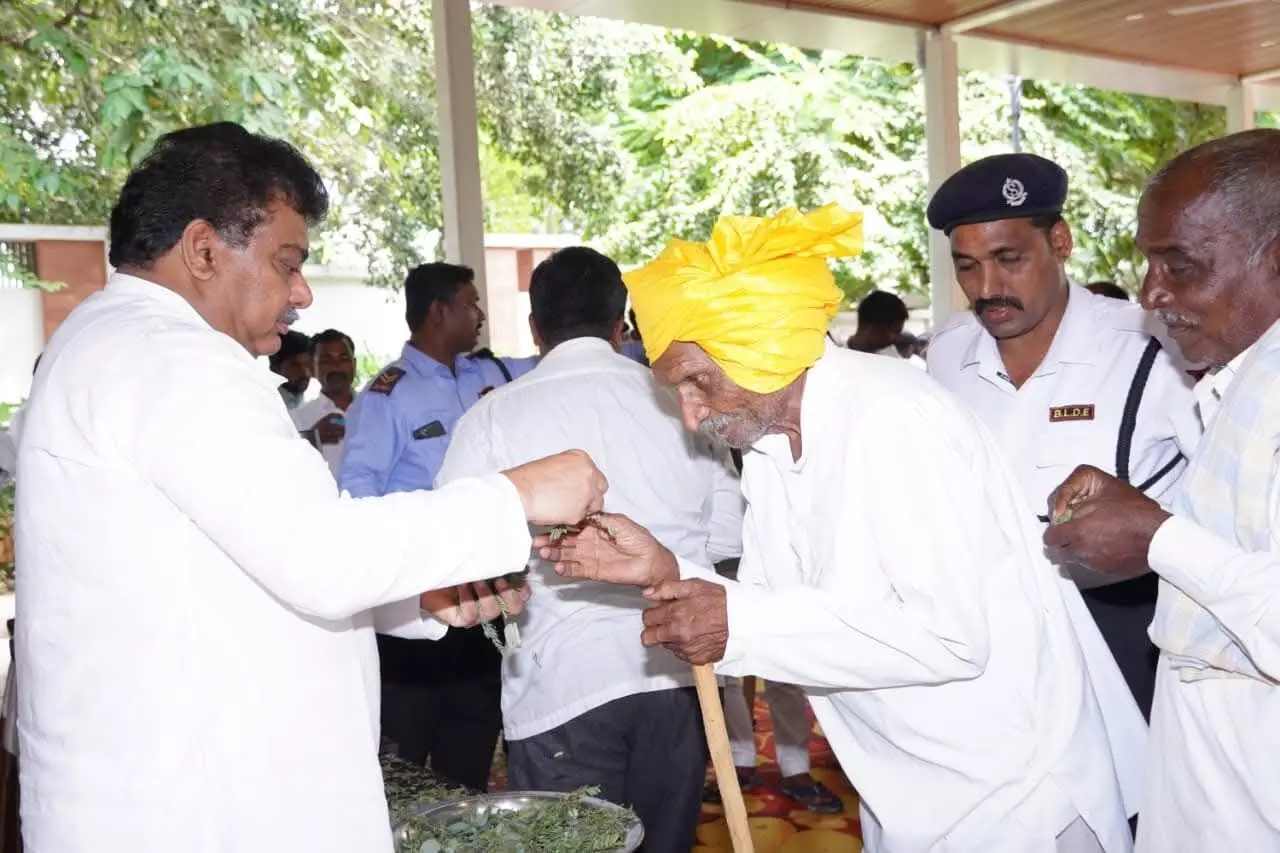 ವಿಜಯಪುರ: ಸಾರ್ವಜನಿಕರೊಂದಿಗೆ‌ ಸಚಿವ ಎಂ.ಬಿ. ಪಾಟೀಲ್ ಬನ್ನಿ ವಿನಿಮಯ