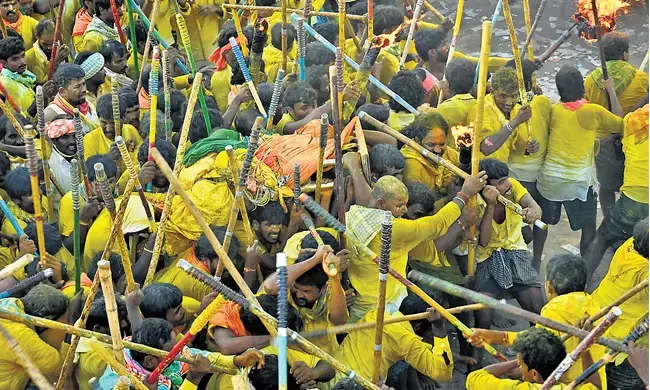 ಆಂಧ್ರ ಪ್ರದೇಶ | ದುರಂತವಾಗಿ ಮಾರ್ಪಟ್ಟ ಬನ್ನಿ ಹಬ್ಬ : ಸಾಂಪ್ರದಾಯಿಕ ದೊಣ್ಣೆ ಕಾಳಗದಲ್ಲಿ ನಾಲ್ವರು ಮೃತ್ಯು,100ಕ್ಕೂ ಅಧಿಕ ಜನರಿಗೆ ಗಾಯ