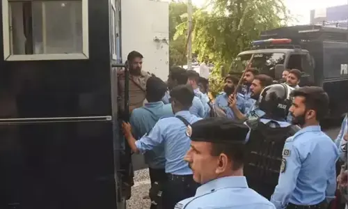 ಇಸ್ಲಮಾಬಾದ್ ಪ್ರೆಸ್ ಕ್ಲಬ್ ಮೇಲೆ ಪೊಲೀಸರ ದಾಳಿ : ಪಾಕ್ ಪತ್ರಕರ್ತರಿಂದ `ಕರಾಳ ದಿನಾಚರಣೆ