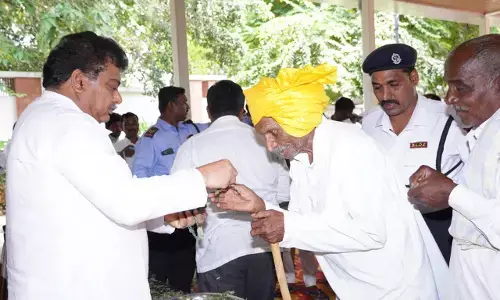 ವಿಜಯಪುರ: ಸಾರ್ವಜನಿಕರೊಂದಿಗೆ‌ ಸಚಿವ ಎಂ.ಬಿ. ಪಾಟೀಲ್ ಬನ್ನಿ ವಿನಿಮಯ