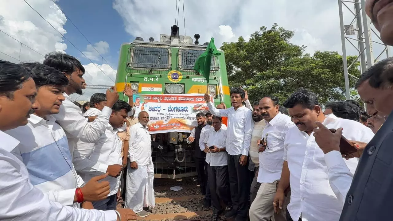 ಬೀದರ್-ಬೆಂಗಳೂರು ವಿಶೇಷ ರೈಲಿಗೆ ಸಂಸದ ಸಾಗರ್ ಖಂಡ್ರೆ ಚಾಲನೆ