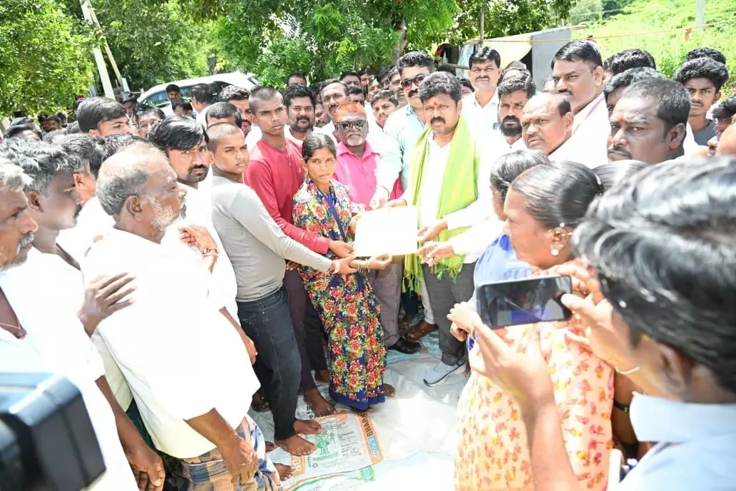 ರಾಯಚೂರು | ಸಿಡಿಲು ಬಡಿದು ಮೃತಪಟ್ಟ ವ್ಯಕ್ತಿಗೆ 5 ಲಕ್ಷ ರೂ. ಪರಿಹಾರ ವಿತರಣೆ ರಾಯಚೂರು | ಸಿಡಿಲು ಬಡಿದು ಮೃತಪಟ್ಟ ವ್ಯಕ್ತಿಗೆ 5 ಲಕ್ಷ ರೂ. ಪರಿಹಾರ ವಿತರಣೆ