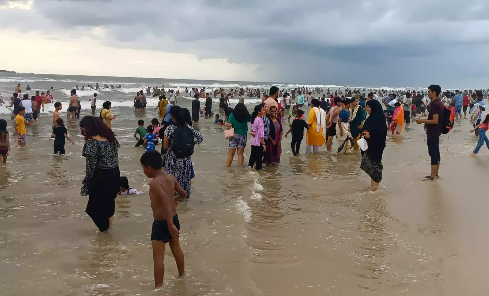 ಮಲ್ಪೆ ಬೀಚ್ನಲ್ಲಿ ಟೂರಿಸ್ಟ್ಗಳ ದಂಡು: ಹುಚ್ಚಾಟಕ್ಕೆ ಬಲಿಯಾಗುತ್ತಿರುವ ಪ್ರವಾಸಿಗರು; ಜೀವರಕ್ಷಕರ ಕೊರತೆ ಮಲ್ಪೆ ಬೀಚ್ನಲ್ಲಿ ಟೂರಿಸ್ಟ್ಗಳ ದಂಡು: ಹುಚ್ಚಾಟಕ್ಕೆ ಬಲಿಯಾಗುತ್ತಿರುವ ಪ್ರವಾಸಿಗರು; ಜೀವರಕ್ಷಕರ ಕೊರತೆ