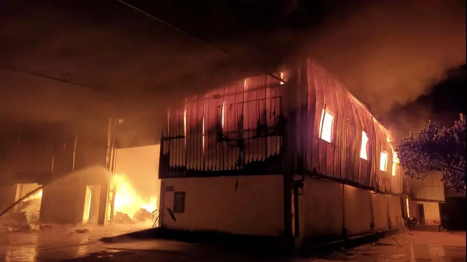 ಉಡುಪಿ ನಗರಸಭೆ ತ್ಯಾಜ್ಯ ನಿರ್ವಹಣಾ ಘಟಕದಲ್ಲಿ ಬೆಂಕಿ ಅನಾಹುತ: ಕೋಟ್ಯಂತರ ರೂ. ನಷ್ಟ ಉಡುಪಿ ನಗರಸಭೆ ತ್ಯಾಜ್ಯ ನಿರ್ವಹಣಾ ಘಟಕದಲ್ಲಿ ಬೆಂಕಿ ಅನಾಹುತ: ಕೋಟ್ಯಂತರ ರೂ. ನಷ್ಟ