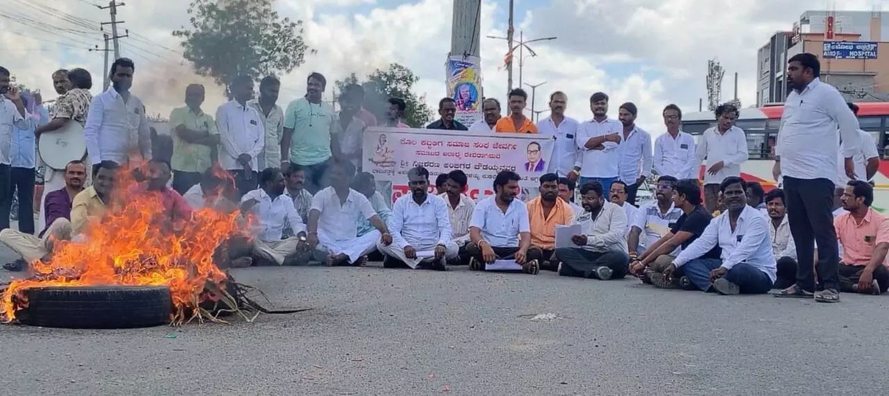 ಕಲಬುರಗಿ | ನಿಜಶರಣ ಅಂಬಿಗರ ಚೌಡಯ್ಯ, ಅಂಬೇಡ್ಕರ್ ಭಾವಚಿತ್ರಕ್ಕೆ ಅವಮಾನ ಆರೋಪ : ಕಿಡಿಗೇಡಿಗಳ ಬಂಧನಕ್ಕೆ ಆಗ್ರಹಿಸಿ ಪ್ರತಿಭಟನೆ ಕಲಬುರಗಿ | ನಿಜಶರಣ ಅಂಬಿಗರ ಚೌಡಯ್ಯ, ಅಂಬೇಡ್ಕರ್ ಭಾವಚಿತ್ರಕ್ಕೆ ಅವಮಾನ ಆರೋಪ : ಕಿಡಿಗೇಡಿಗಳ ಬಂಧನಕ್ಕೆ ಆಗ್ರಹಿಸಿ ಪ್ರತಿಭಟನೆ