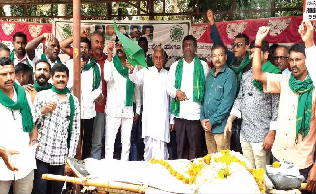 ಶರಾವತಿ ಪಂಪ್ಡ್ ಸ್ಟೋರೇಜ್ ಯೋಜನೆ ಕೈಬಿಡಲು ಒತ್ತಾಯ; ರೈತ ಸಂಘದಿಂದ ಅನಿರ್ದಿಷ್ಟಾವಧಿ ಧರಣಿ