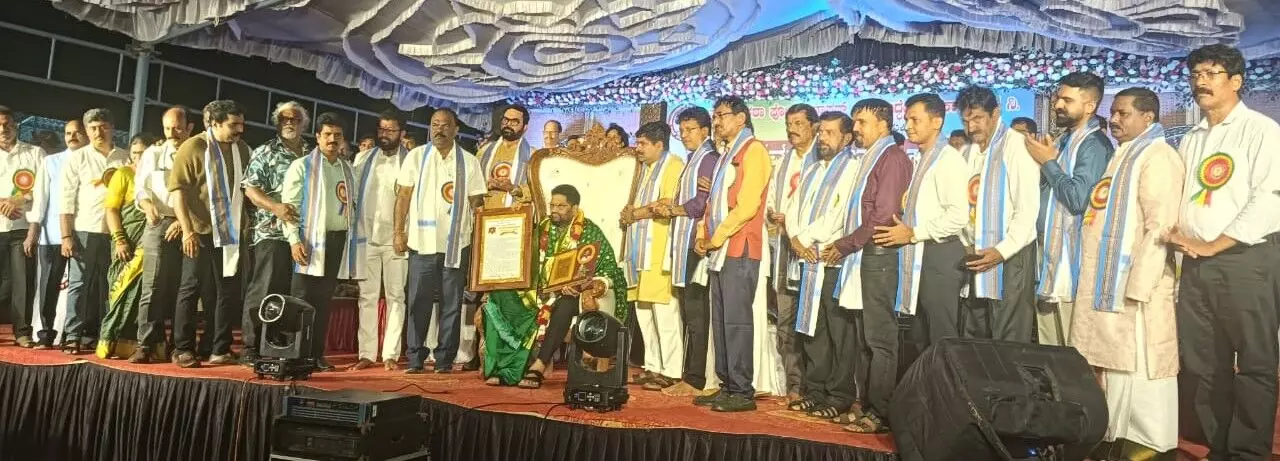 ಮಂಗಳೂರು, ಉಡುಪಿ ಫೋಟೊಗ್ರಾಫರ್ ಅಸೋಸಿಯೇಶನ್ ವತಿಯಿಂದ ರಾಜೇಂದ್ರ ಕುಮಾರ್, ಉದ್ಯಮಿ ಪ್ರಕಾಶ್ ರೈಗೆ ಸನ್ಮಾನ ಮಂಗಳೂರು, ಉಡುಪಿ ಫೋಟೊಗ್ರಾಫರ್ ಅಸೋಸಿಯೇಶನ್ ವತಿಯಿಂದ ರಾಜೇಂದ್ರ ಕುಮಾರ್, ಉದ್ಯಮಿ ಪ್ರಕಾಶ್ ರೈಗೆ ಸನ್ಮಾನ