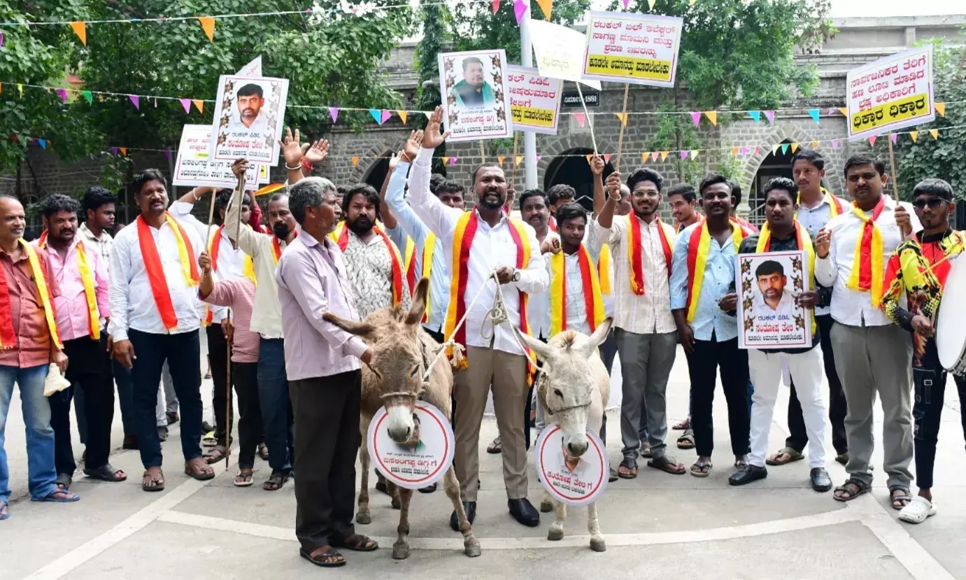 ಕಲಬುರಗಿ | ಕಾಳಗಿ ಇಓ, ರಟಕಲ್ ಪಿಡಿಓ ಅಮಾನತಿಗೆ ಆಗ್ರಹಿಸಿ, ಕತ್ತೆ ಮೆರವಣಿಗೆ ನಡೆಸಿ ಪ್ರತಿಭಟನೆ