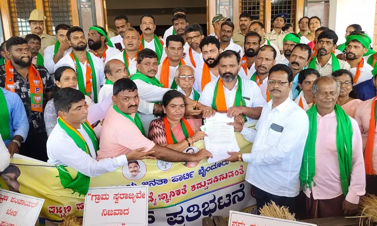 ಪಟ್ಟಣ ಪಂಚಾಯತ್ ಅವೈಜ್ಞಾನಿಕತೆ ರದ್ದುಪಡಿಸುವಂತೆ ಆಗ್ರಹಿಸಿ ಧರಣಿ