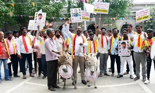 ಕಲಬುರಗಿ | ಕಾಳಗಿ ಇಓ, ರಟಕಲ್ ಪಿಡಿಓ ಅಮಾನತಿಗೆ ಆಗ್ರಹಿಸಿ, ಕತ್ತೆ ಮೆರವಣಿಗೆ ನಡೆಸಿ ಪ್ರತಿಭಟನೆ