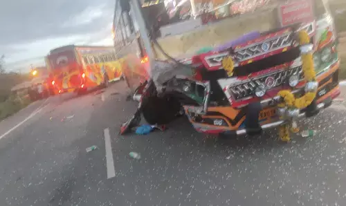 ತುಮಕೂರು | ಖಾಸಗಿ ಬಸ್-ಕಾರಿನ ನಡುವೆ ಢಿಕ್ಕಿ; ಮೂವರು ಮೃತ್ಯು