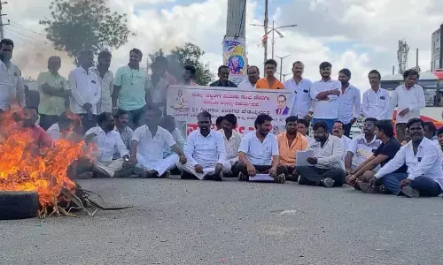 ಕಲಬುರಗಿ | ನಿಜಶರಣ ಅಂಬಿಗರ ಚೌಡಯ್ಯ, ಅಂಬೇಡ್ಕರ್ ಭಾವಚಿತ್ರಕ್ಕೆ ಅವಮಾನ ಆರೋಪ : ಕಿಡಿಗೇಡಿಗಳ ಬಂಧನಕ್ಕೆ ಆಗ್ರಹಿಸಿ ಪ್ರತಿಭಟನೆ