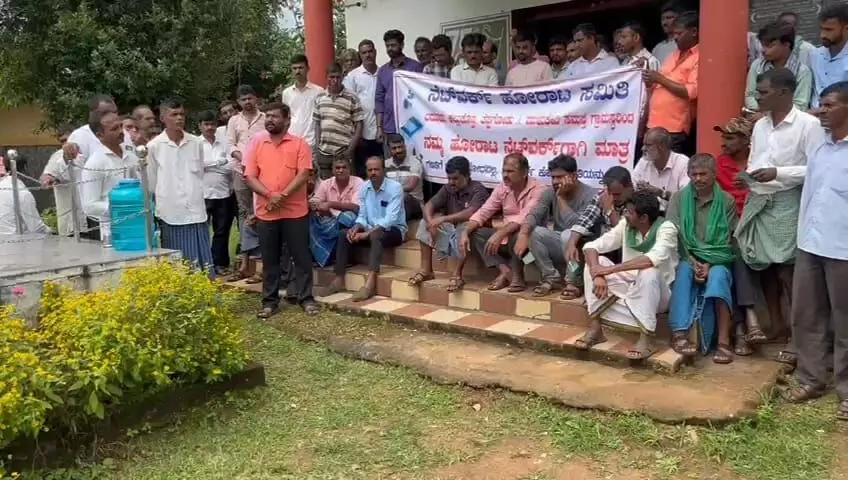 ಸಾಗರ | ಮೊಬೈಲ್ ನೆಟ್ ವರ್ಕ್ ಕೊಟ್ಟು ಬಳಿಕ ಗಣತಿ ಮಾಡಿ: ನಾಲ್ಕು ಗ್ರಾಮಗಳ ಗ್ರಾಮಸ್ಥರಿಂದ ಪ್ರತಿಭಟನೆ ಸಾಗರ | ಮೊಬೈಲ್ ನೆಟ್ ವರ್ಕ್ ಕೊಟ್ಟು ಬಳಿಕ ಗಣತಿ ಮಾಡಿ: ನಾಲ್ಕು ಗ್ರಾಮಗಳ ಗ್ರಾಮಸ್ಥರಿಂದ ಪ್ರತಿಭಟನೆ